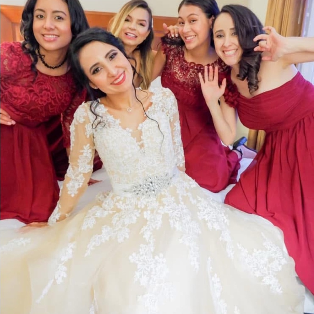 Elegant Cream Lace Wedding Dress